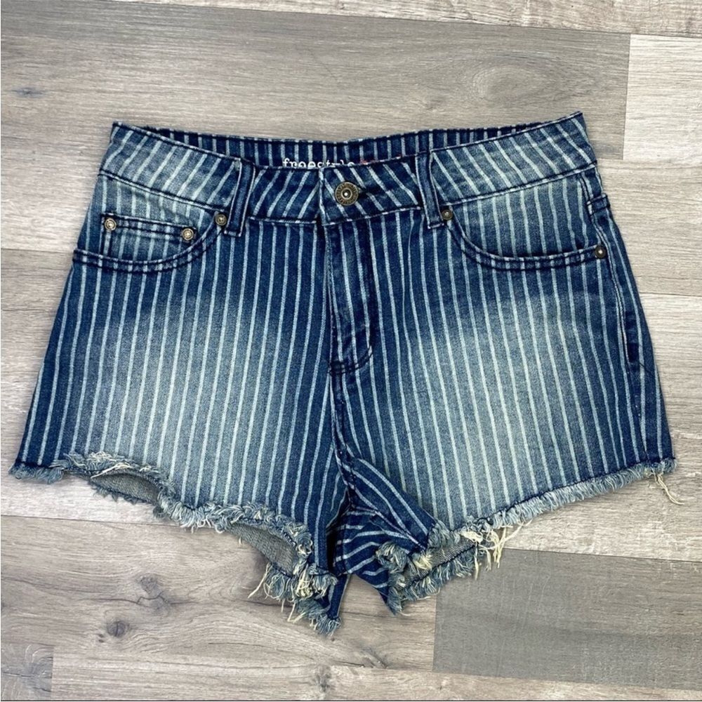Freestyle Revolution Pinstriped Raw Hem High Rise Jean Shorts Juniors 7‎